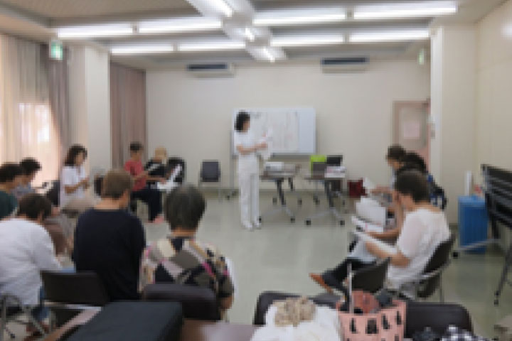 意思決定支援のガイドブック作成に協力して下 意見さった「ふれあい秦野」の市民と交換