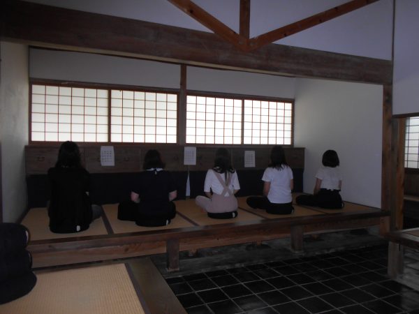 座禅堂でひたすら座る・・・。