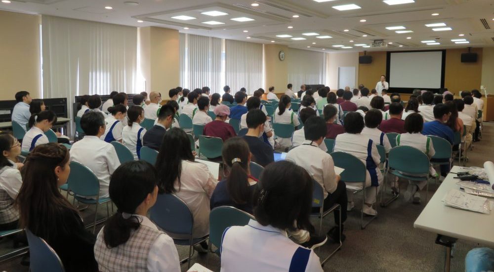 訓練後も全職員が集まり、災害対策本部の幹部からのご意見を共有しました。