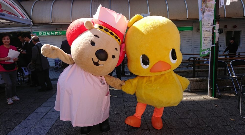 チキンラーメンのひよこちゃんと一緒にポーズ！