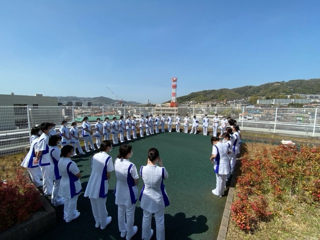 「青空の下での研修はとても気持ちがいい～！」 院内を探検した後、全員で情報を共有しているところです。