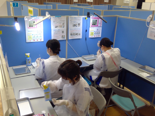 安全確認をしながら薬液準備をしています。